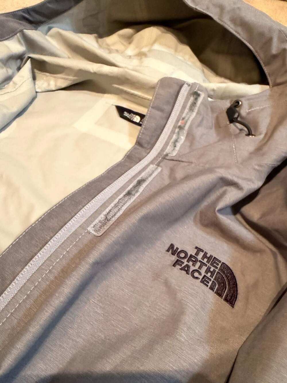 The North Face Women's DryVent Waterproof Hooded Rain Jacket Size Medium